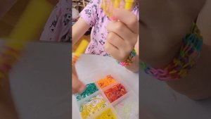 Как сплести из резинок на рогатке очень лёгкий и быстрый браслет?