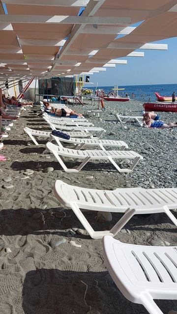 Пляж в Лоо и Шезлонги смотреть онлайн