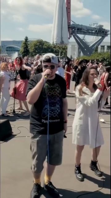 Москва, ВДНХ, 2022 год Сотни музыкантов сыграли Moscow Calling! #rocknmob #rock #flashmob #music смотреть онлайн