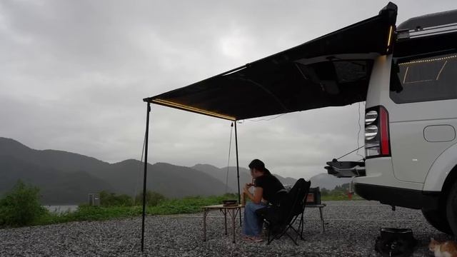 Девушка путешествует на автомобиле с палаткой кемпинг на берегу озера смотреть онлайн