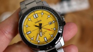 Casio MTP-VD01D-9E — элегантные часы с ярким жёлтым циферблатом и металлическим браслетом.