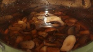 Грибы со свининой в духовке