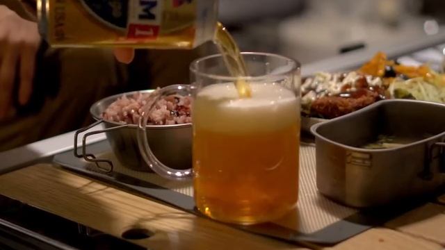 Девушка путешествует на машине с палаткой кемпинг на природе смотреть онлайн