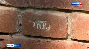 На кирпичной ограде Лазаревского кладбища обнаружили клейма дореволюционных времен