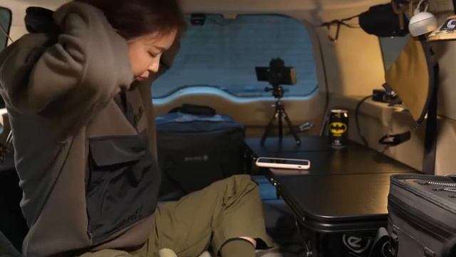 Девушка путешествует на машине отдыхает и готовит еду на природе смотреть онлайн