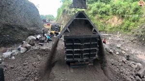 Строительство, экскаватор копает песок
