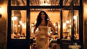 Девушка  идёт на шара.