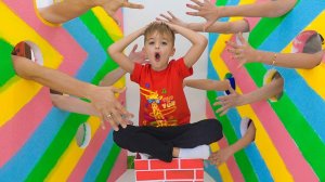 Влад и Ники. Дети проходят лабиринт и другие забавные челленджи для детей!