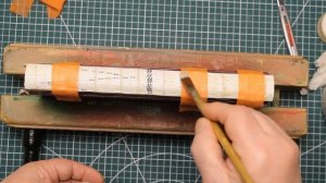 005. Апостол.  Предварительная подклейка флизелиновых крепёжных полосок-лент на корешок книги.