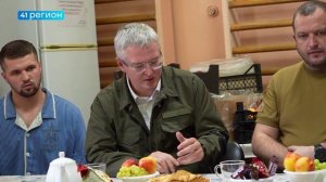 КАМЧАТСКИХ БОЙЦОВ 40-Й БРИГАДЫ В ГОСПИТАЛЕ НАВЕСТИЛ ГЛАВА РЕГИОНА • НОВОСТИ КАМЧАТКИ