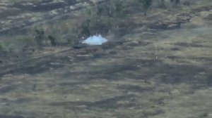 Шикарный троллинг: трофейный американский БТР М113 с флагами России и США мчится в бой.