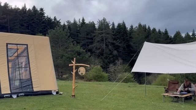 Палатка надувная отдых и туризм на природе жарим мясо кемпинг рядом с лесом смотреть онлайн