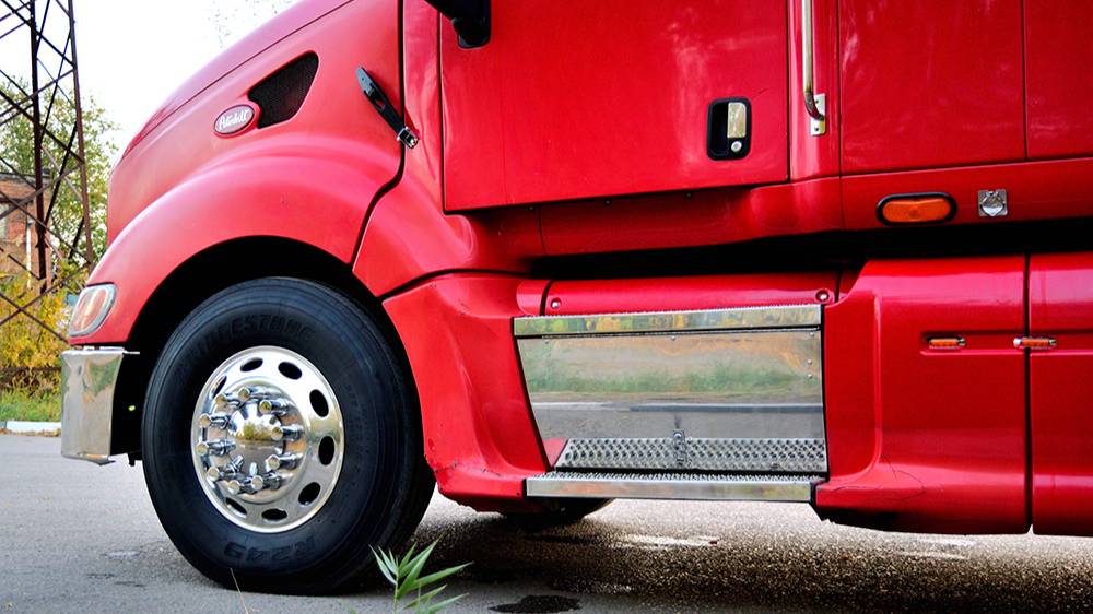 Восстанавливаю аккумуляторный ящик после аварии на Петербилт387