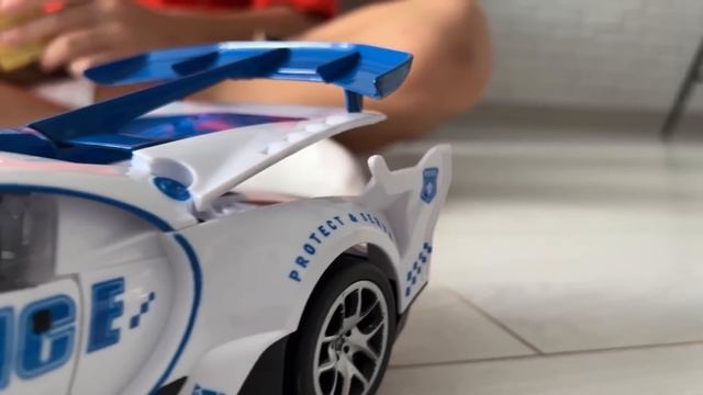 Марк распаковывает радиоуправляемую самую быструю полицейскую машину Bugatti смотреть онлайн