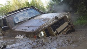 Чироки почти утонул, но смог вытащить ниву