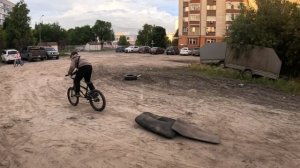 Андрей пригнул на велосипеде