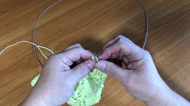 Симпатичный узор спицами для любых плечевых изделий