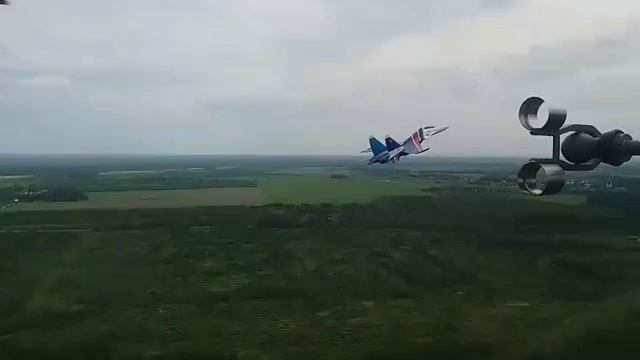 Су-27УБ. Полет с парой Ми-28МН на больших углах атаки смотреть онлайн