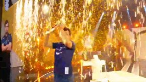 Магнус Карлсен поднимает кубок победителя чемпионата мира по шахматам Esports World Cup 2025