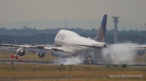Боинг 747 авиакомпании United Airlines приземляется в аэропорту Франкфурта. Замедленная съемка.