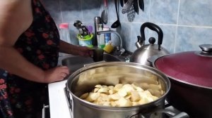 Готовлю обед для своей семьи.Яблочный сок с мякотью.