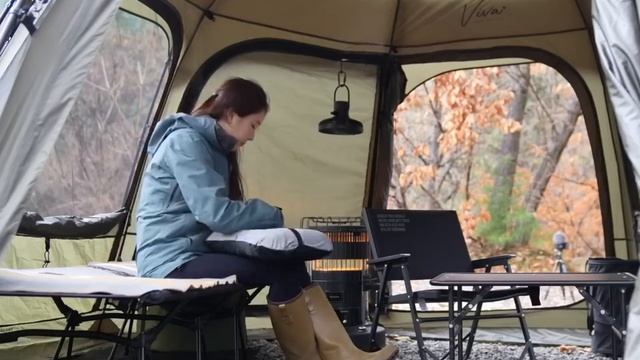 Кемпинг на природе с палаткой Девушка путешествует с собакой смотреть онлайн