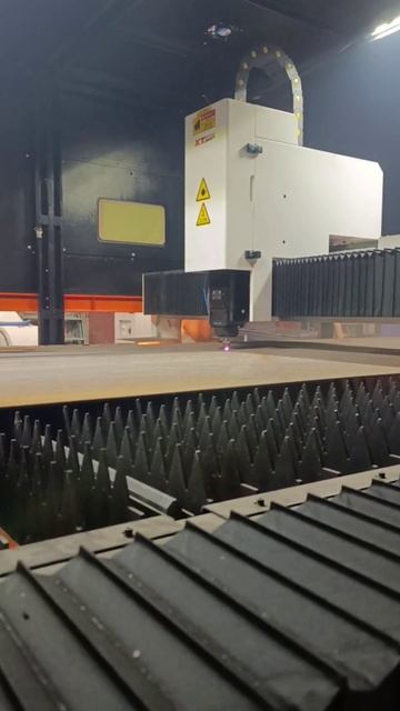 Резка металла на оптоволоконном лазерном станке XTC-2060GP/12000 Raycus смотреть онлайн