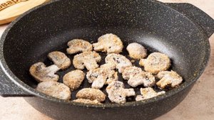 Грибы в сухарях с рисовой лапшой и салатом фризе