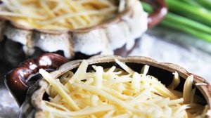 Грибы в горшочке со сметаной