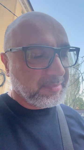 Прячусь от продавца🤣 смотреть онлайн