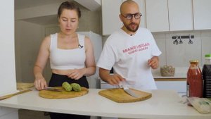 Почему бедные и голодные ТОЛСТЕЮТ? Отвечает Вика Валикова Health & Help