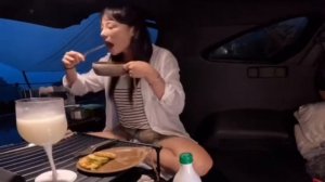 Тент палатка девушка путешествует на автомобиле отдых и туризм в дождливую погоду