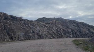 Дорога среди скал (Териберка, Мурманская область, Кольский полуостров).
