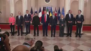 Трамп, Зеленский и лидеры ЕС фотографирование перед переговорами, 18 августа 2025 года