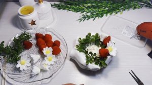 Как собрать букет из мыльных роз и клубники в гипсовом кашпо руки (лодошки)