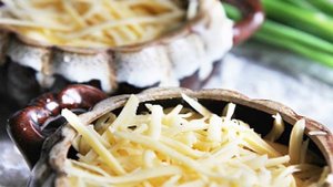 Грибы в горшочке со сметаной