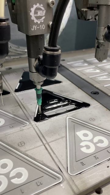  Эксклюзивный процесс создания легендарного шеврона Adidas!