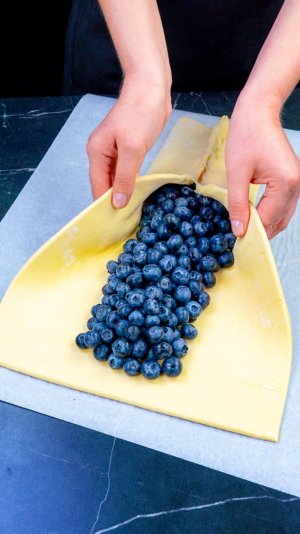 Десерт за 5 минут! Только слоёное тесто и черника.