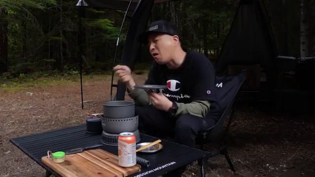 Одиночный кемпинг с собакой в лесу смотреть онлайн