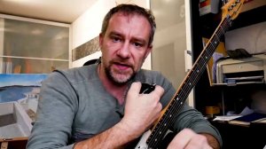 Почему Ангус Янг боится коров?