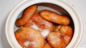 Грибы в сметане в горшочке