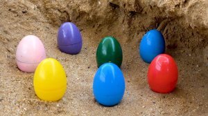 Охота за разноцветными яйцами динозавров в Парке Юрского периода