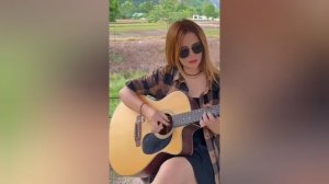 Классно играет на гитаре.mp4