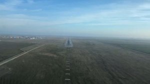 Снижение по глиссаде и посадка пассажирского самолета