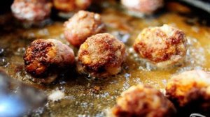 Фрикадельки с болгарским перцем и ананасами