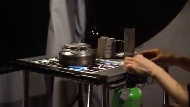 Туризм девушка путешествует на машине с палаткой смотреть онлайн