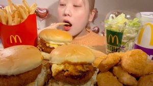 🔥🍲 Мукбанг и Mukbang с Японским Акцентом: Уникальная Еда из Макдональдса! 🍔🌺