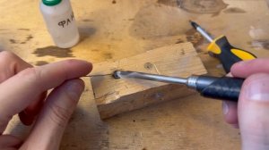 Как выкрутить саморез со слизанными шлицами без бормашины, если отверткой никак не зацепиться