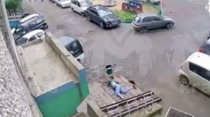 Россиянка сорвалась с высоты при попытке спуститься, это сняли на видео