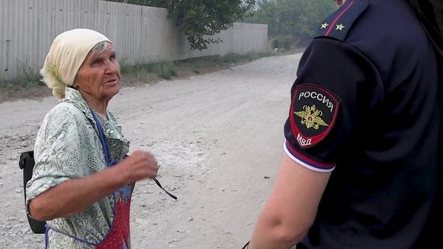 Полицейские ЛНР оказывают помощь жителям объятых огнём дачных массивов в Станично-Луганском округе